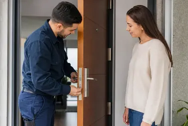 Chaveiro utilizando ferramentas para abrir uma porta em São Mateus.